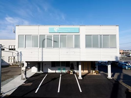明るい外観の建物  