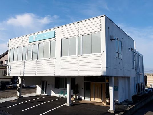 白い建物の外観  