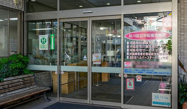 入口ドア エントランス 広々としたエントランスで、ベンチが設置されており、来訪者を温かく迎えます。