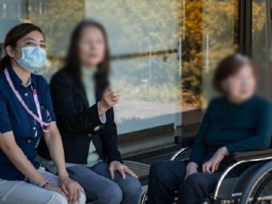 職員と入居者の交流場面