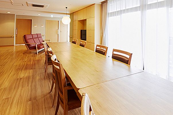 長いテーブルがある部屋
