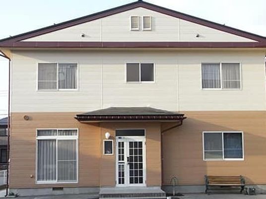 明るい二階建て外観  