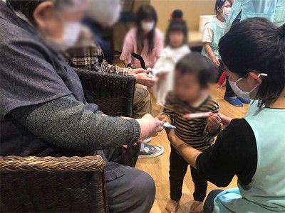 交流する様子の部屋