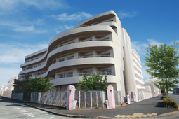 玄関と看板の外観