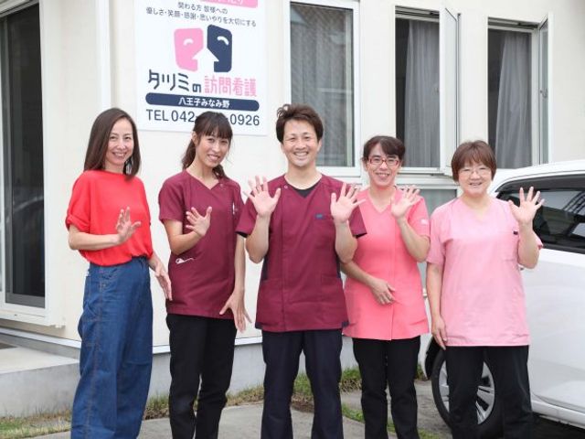 穏やかな雰囲気のスタッフイメージ スタッフイメージ 笑顔で手を振るスタッフの皆さんが迎えてくれるあたたかい雰囲気の場所です。安心して日々をお過ごしいただけます。