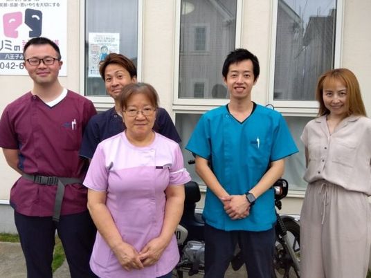 職員と利用者の集合外観前  