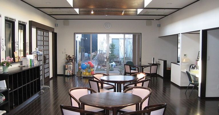 自然光が入るラウンジ