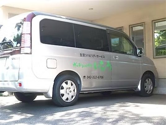 送迎車が停車する外観