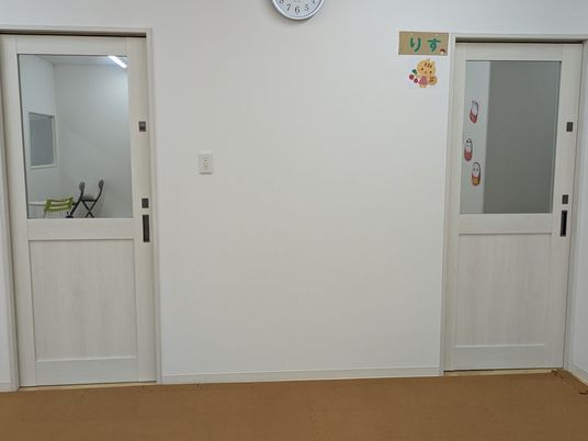 明るい廊下の扉前  