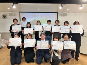 目標設定シートを持つ人々