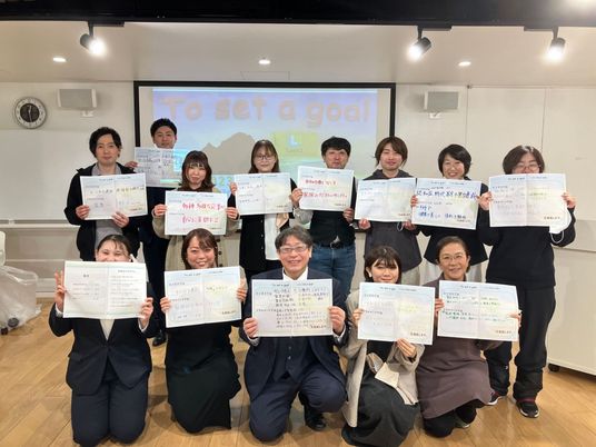 目標設定シートを持つ人々