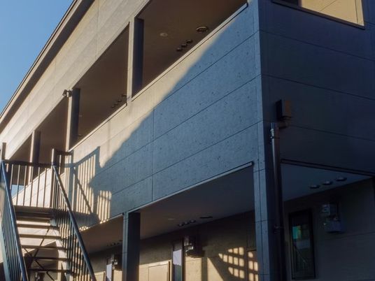 外階段のある建物外観  