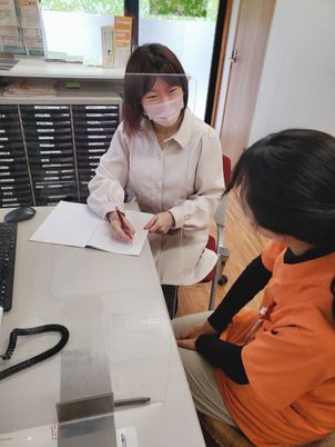 笑顔で対応する受付