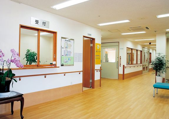 清潔な廊下とスタッフエリア
