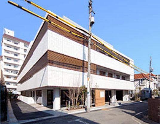白い建物の外観