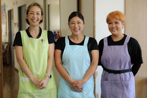 笑顔のスタッフたち廊下