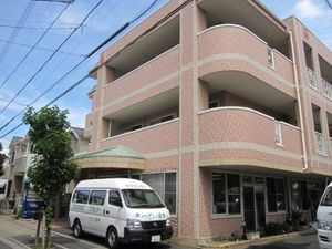 ピンクの建物と白い車