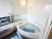 サムネイル 浴室は明るい色合いに統一されている。湯船の中には入居者がすべらないように、滑り止めシートが敷かれている。