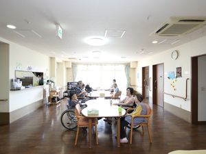 共有スペースで憩う人々