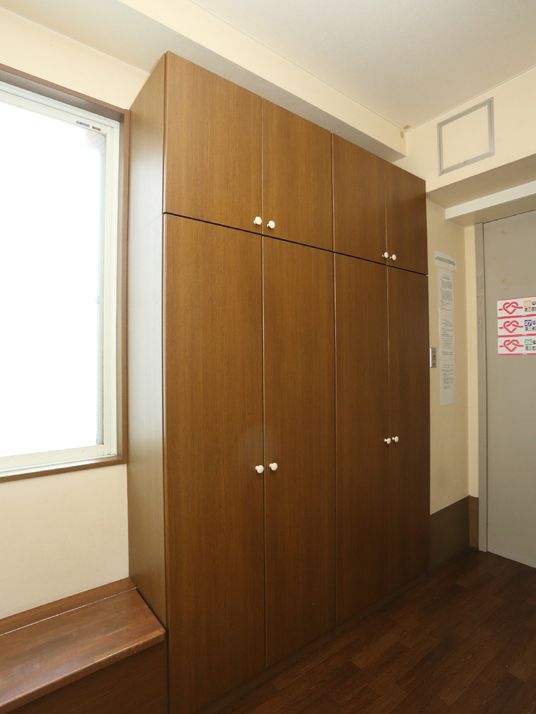 各部屋には大容量の収納が完備されており、多くの衣服を収納できる。収納は床と同じ木目調に統一されている。