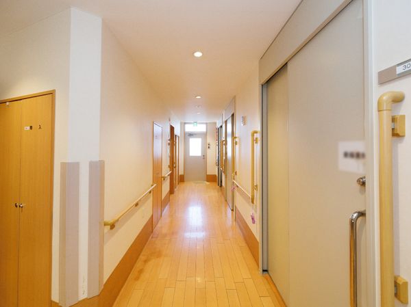 明るく広い廊下の様子