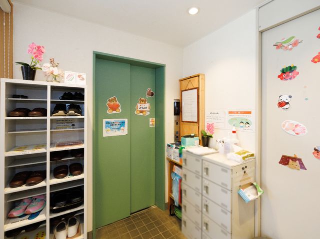 玄関の靴棚と掲示物