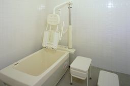 機能的な明るい浴室