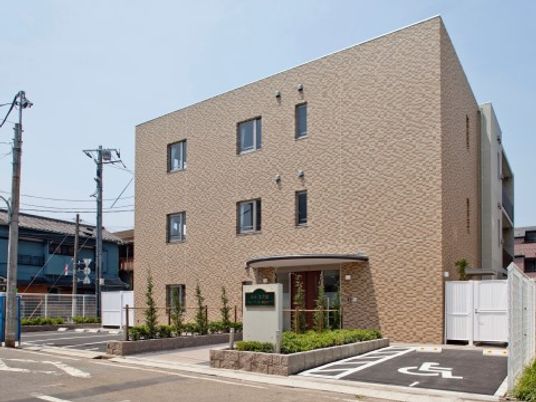 モダンな外観の建物