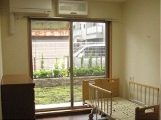 居室の窓とベッド