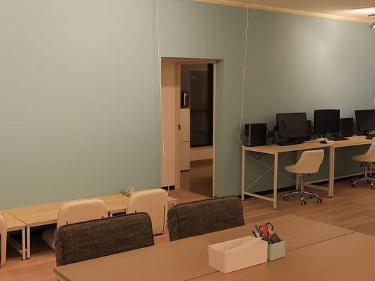 学習用デスクのある多目的室  