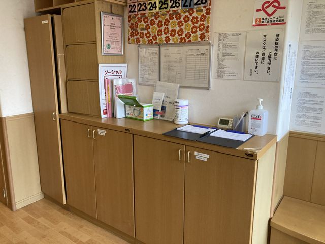 ケア用品の保管棚 掲示物 介護に必要な書類や物品が整然と並び、利用者の安心をサポートする環境です。