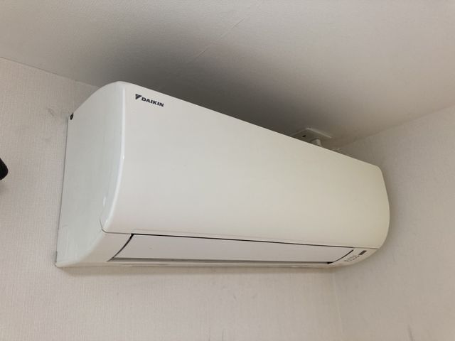 壁のエアコン エアコン 冷暖房の効いた快適な環境が整っています。仕事中も快適に過ごせます。