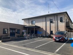 駐車場のある建物外観