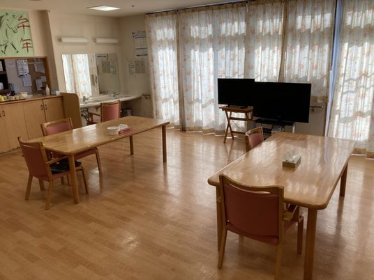 木製テーブルのある部屋