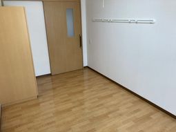 広い木目の部屋