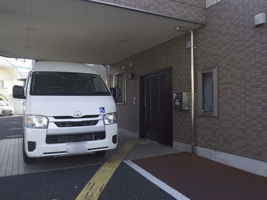エントランス前の送迎車