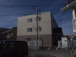 落ち着いた外観の建物