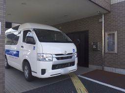 施設前の車両