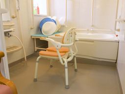 入浴用の椅子がある浴室
