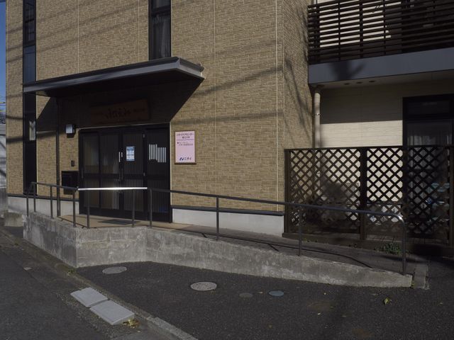 バリアフリーのエントランス エントランス 車椅子対応のスロープが設置されたエントランスです。安心してアクセスできます。