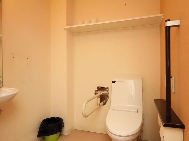 バリアフリートイレの様子 トイレ 手すり付の安全なトイレ設備が完備され、利用者の快適性を考えた設計です。