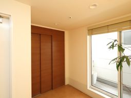 明るい居室の一角