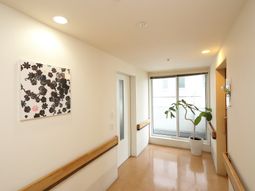 廊下にアートと植物