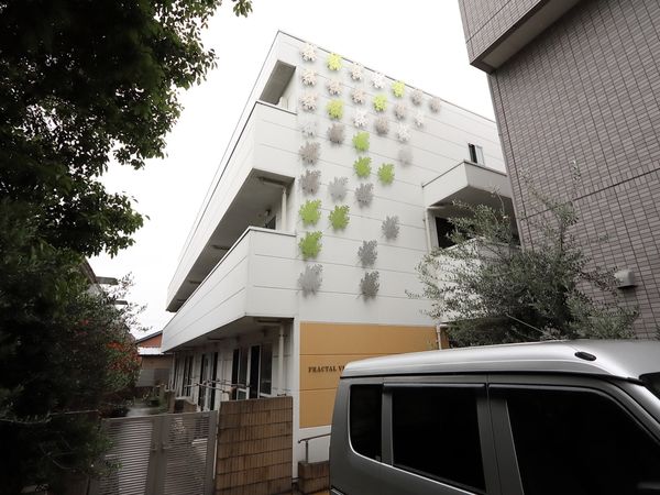 モダンな建物の外観
