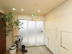 エントランスの明るい風景