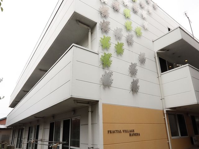 清潔感ある建物エントランス 外観 斬新なデザインが目を引く安らぎのエントランスです。明るい色調で迎える空間が印象的です。