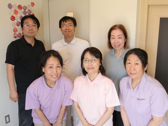 笑顔のスタッフ集合の廊下  