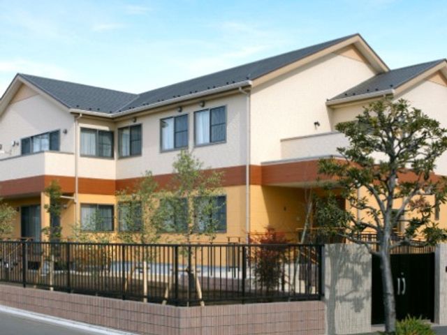 明るい建物の外観 外観 ゆったりとした造りの建物です。明るく暖かな色合いが、安心感を与えてくれる環境を演出しています。
