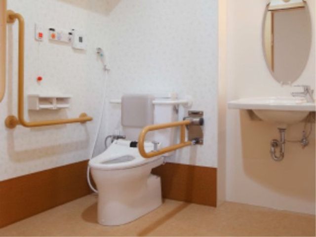 手すり付トイレの内観 トイレ 手すりが設置された清潔感のあふれるトイレです。利用者が安心して日々の生活を送れるよう配慮が行き届いています。