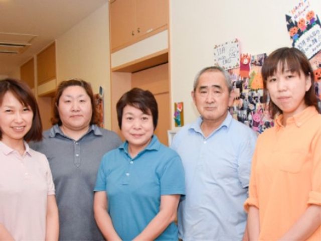 スタッフの笑顔と協力 スタッフ 笑顔で立つスタッフたちが、温かな雰囲気を醸し出しています。共に働く仲間として、ここでのキャリアを考えてみませんか。